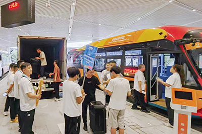 ���������ˡ��������벿ӭ��С������������������˻��������侮Ȼ����