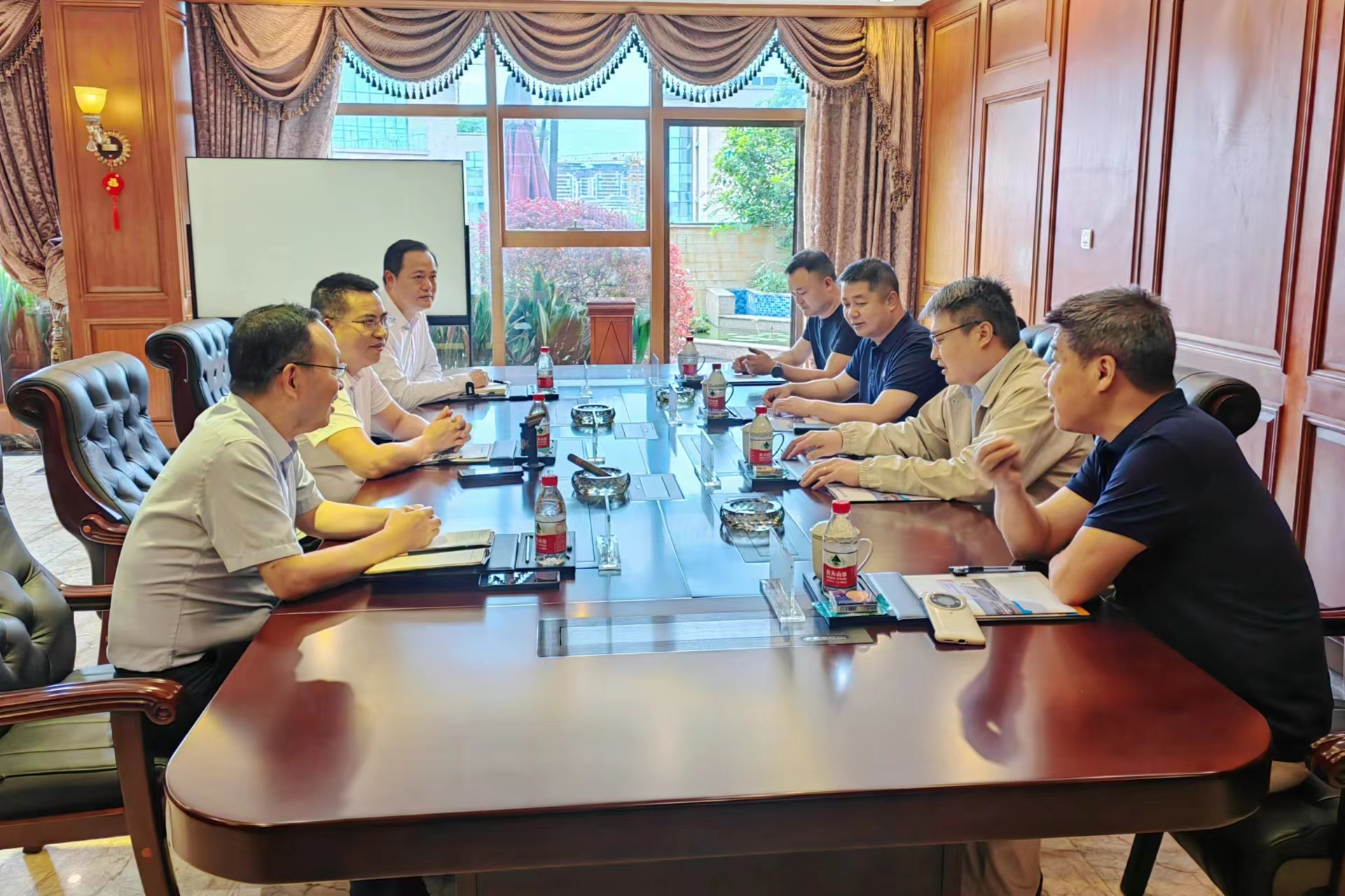 ��������